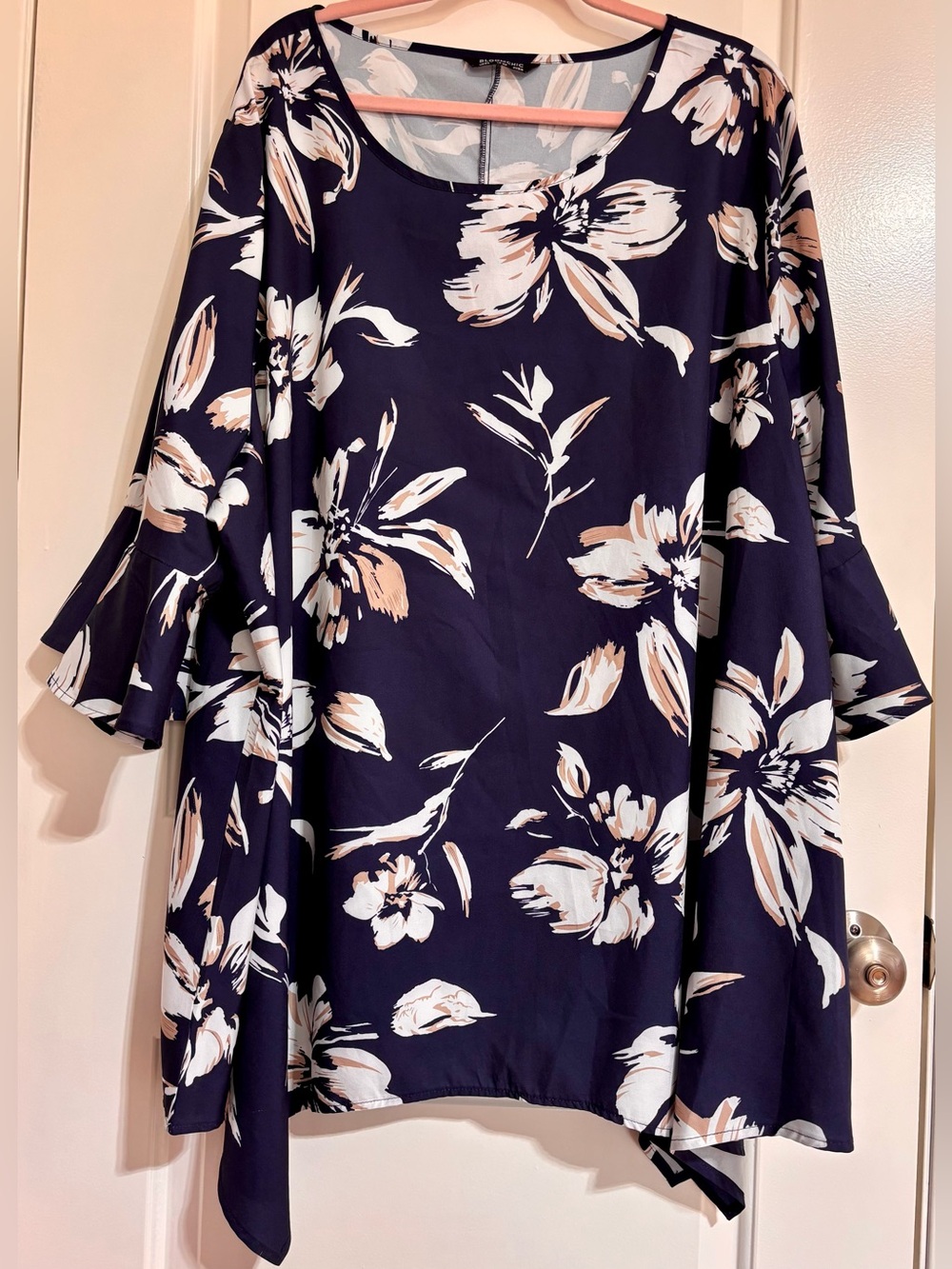 💙 BloomChic Navy Blue, Tan and White Floral Top